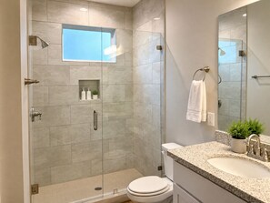 Towels, soap, shampoo, toilet paper - Luxury 3BR - Office -  Pool -  Fast WiFi (MCALLEN)