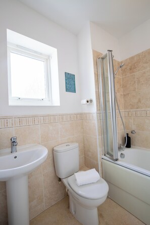 Bathroom - Einstein House - For Contractors, Groups & Families (Northampton)