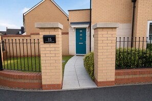 Exterior - Einstein House - For Contractors, Groups & Families (Northampton)