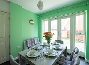 Dining - Einstein House - For Contractors, Groups & Families (Northampton)