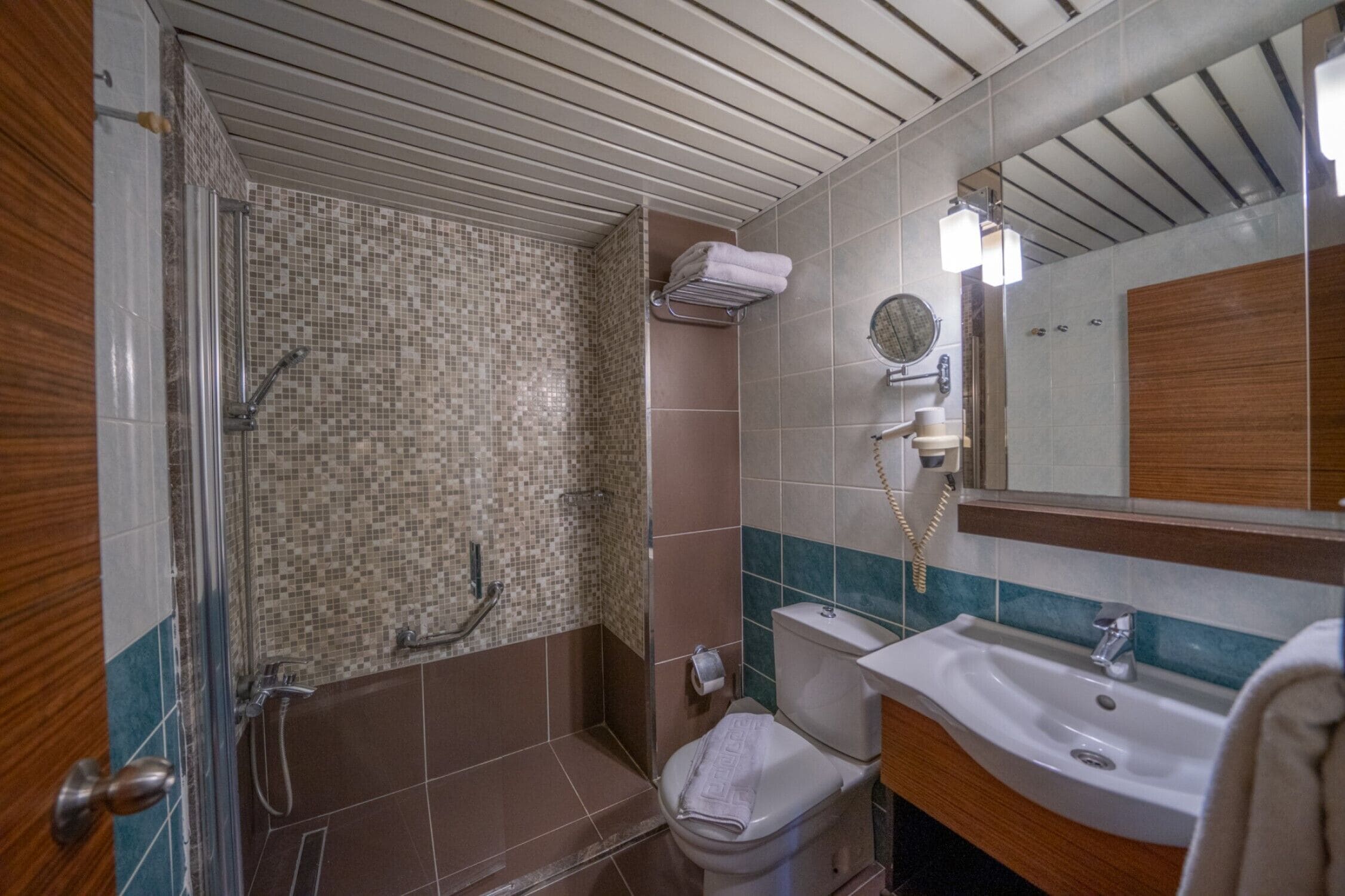 Ducha, secador de pelo, toallas, papel higiénico
