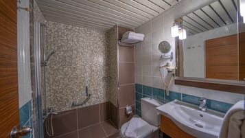 Ducha, secador de pelo, toallas, papel higiénico