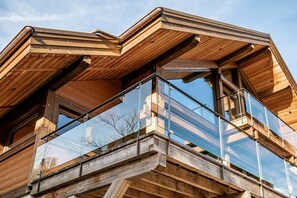Ein modernes Holzgebäude mit einem Glasbalkon.