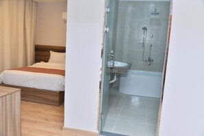 Economy eenpersoonskamer | Badkamer | Gratis toiletartikelen, een haardroger, handdoeken, zeep