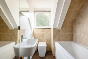 Sèche-cheveux, serviettes fournies, savon, papier toilette