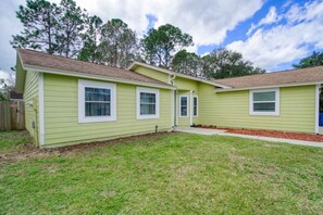 A two-story house with a front yard and a wooden fence. - Bright Horizons Hideaway w/POOL- 18 min to MAYO (Jacksonville)