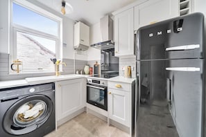Fridge, oven, stovetop, electric kettle