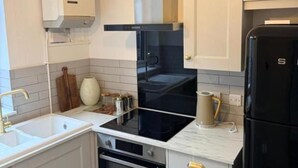 Réfrigérateur, un four, surface de cuisson, bouilloire électrique