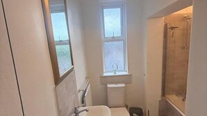Ensemble baignoire-douche, baignoire profonde, séchoir à cheveux