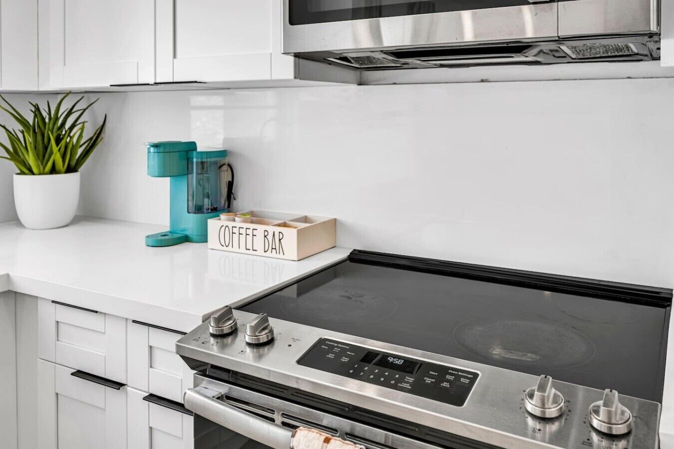 Une cuisine moderne équipée d’une cuisinière, d’un four et d’un four à micro-ondes intégrés.