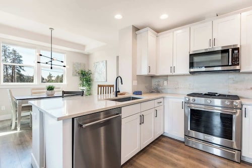 New Townhouse, Central Bend, w/Fireplace