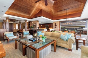 Ein geräumiges Wohnzimmer mit großem Sofa, Sesseln und Couchtisch.