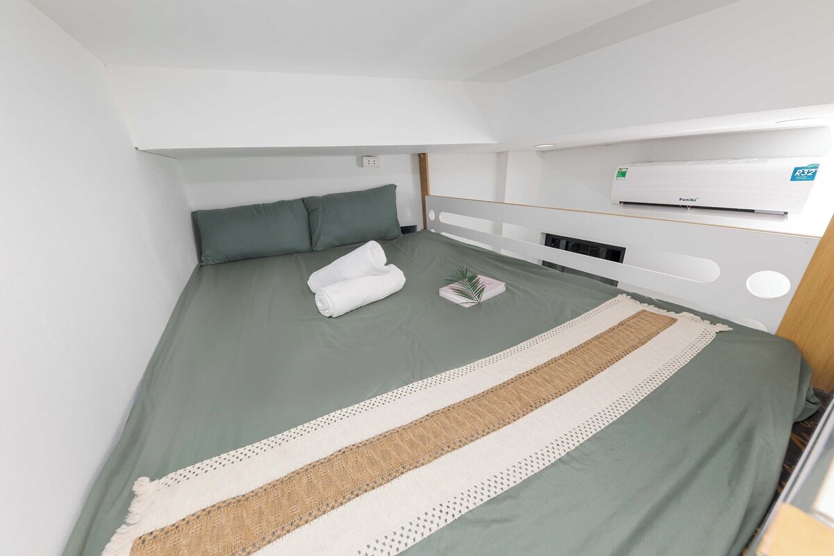 Mini Apartment | Meja, cadar katil 