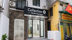 Un edificio con un letrero que dice 'Collection My Dinh Apartment'.