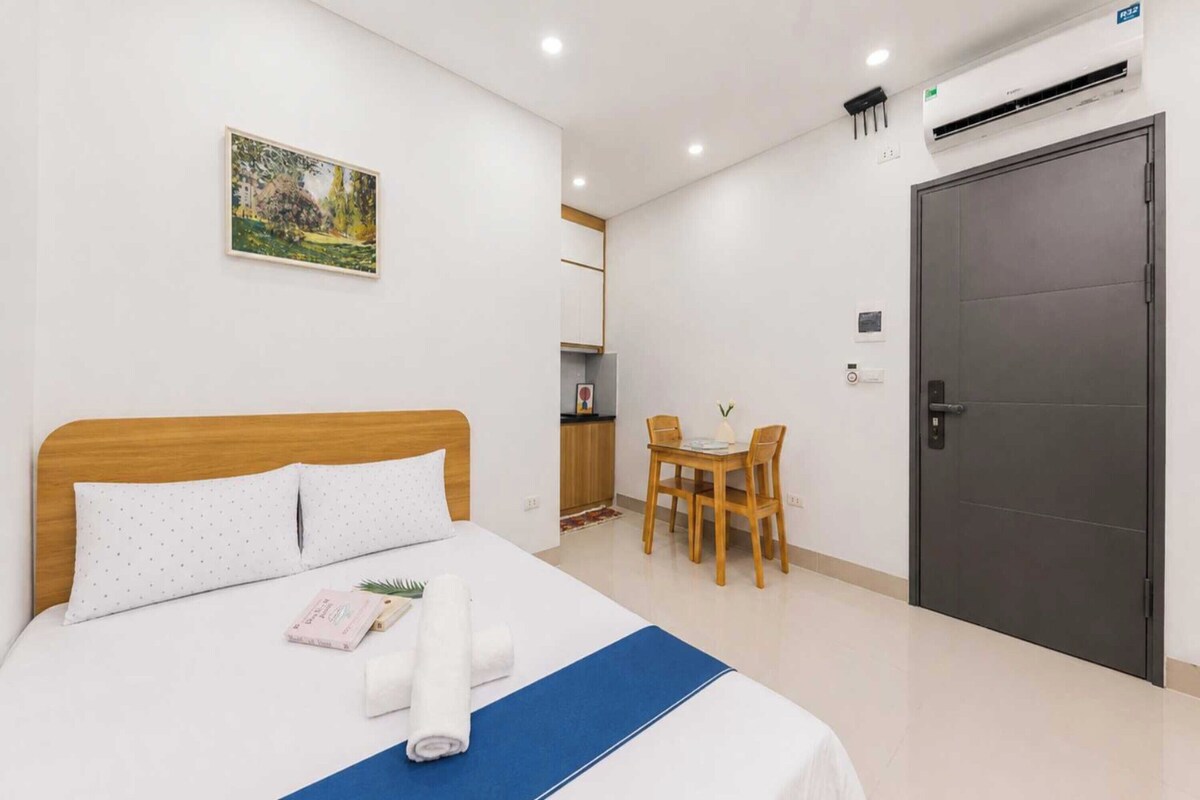 Vietnam Studio Apartment | Meja, cadar katil 