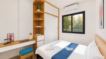 One Bedroom Deluxe Apartment | Desk, bed sheets