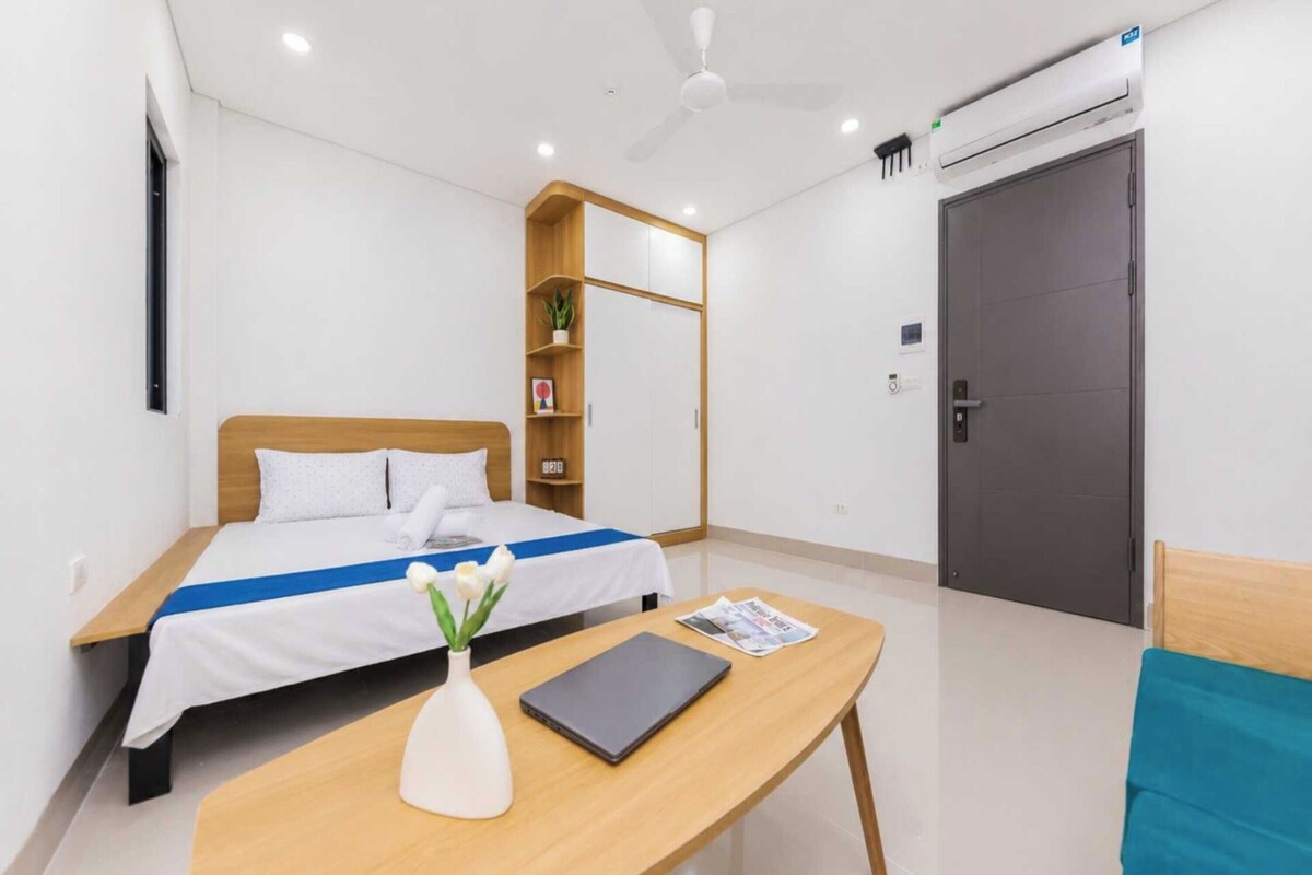 Deluxe Studio Apartment | Meja, cadar katil 