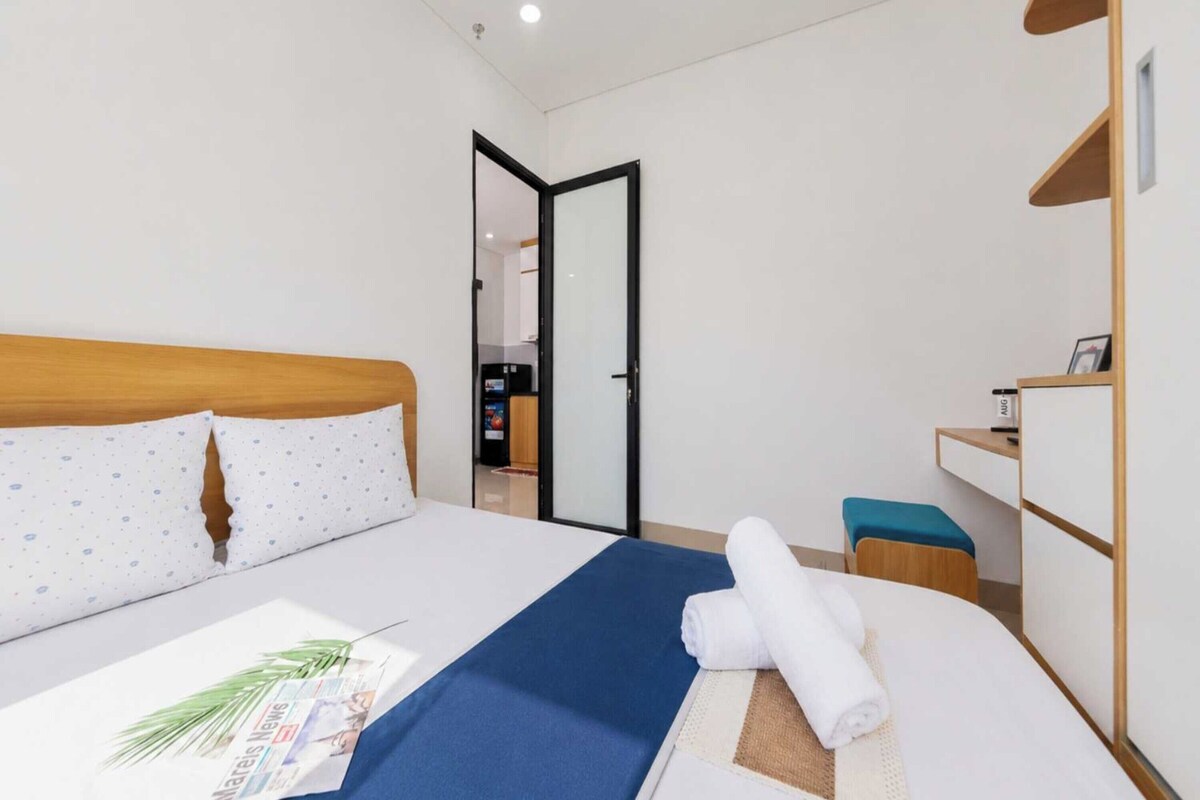 One Bedroom Deluxe Apartment | Meja, cadar katil 