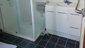 Shower, toilet paper - Basic stay Central Charleville (Charleville)