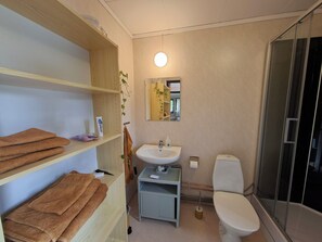 Shower, hair dryer, towels, toilet paper - Vrbo Property (Norrfors)