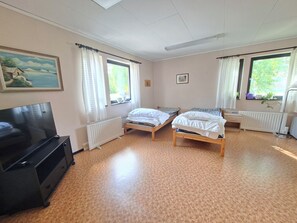 Free WiFi, bed sheets - Vrbo Property (Norrfors)