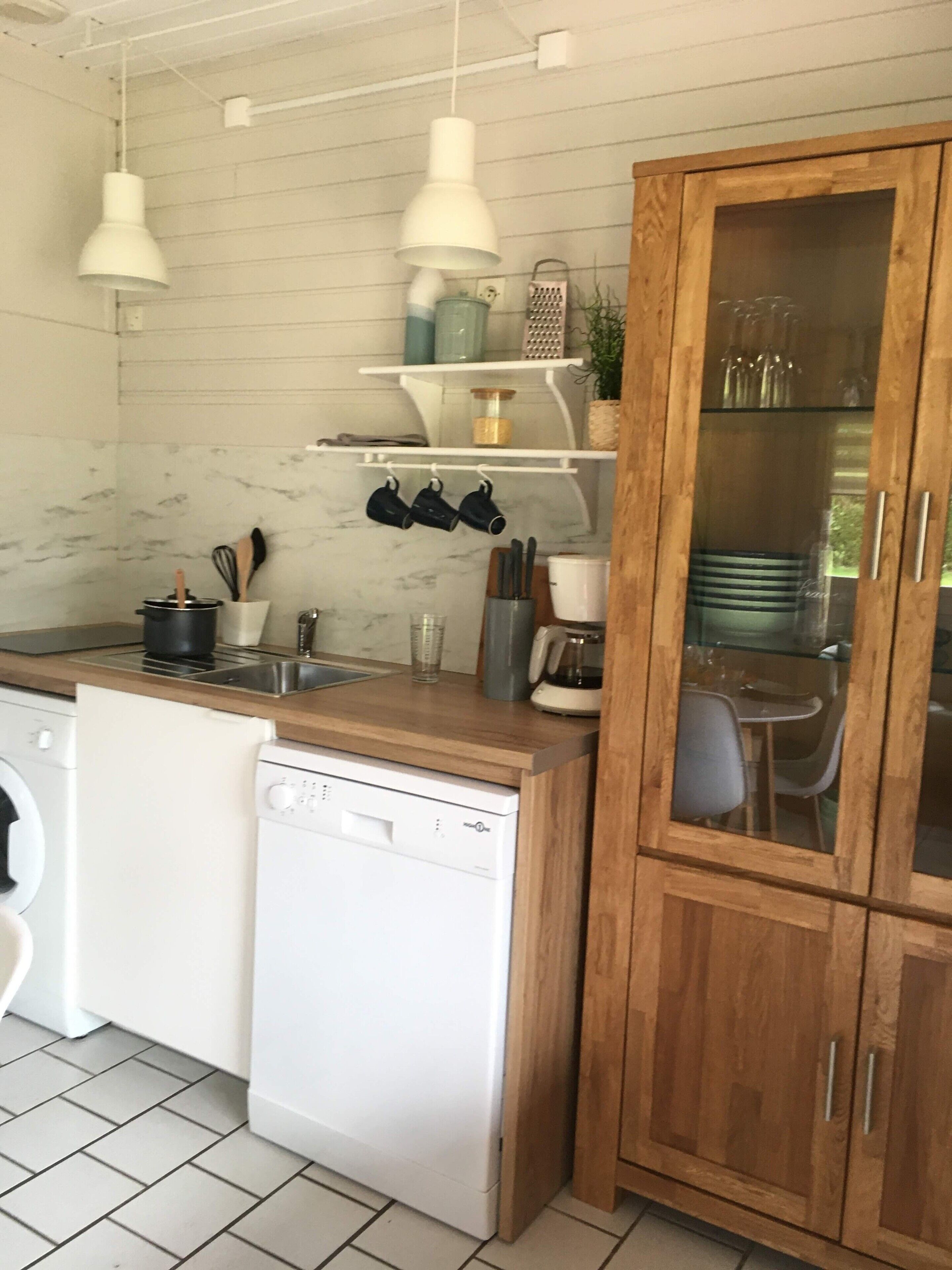 Coffee/tea maker, fridge, microwave, stovetop