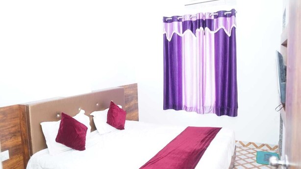 Deluxe Double Room | Meja, ruang kerja komputer riba, langsir/tirai gelap terus, kalis bunyi 