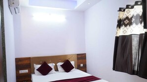 Deluxe Triple Room | Meja, ruang kerja komputer riba, langsir/tirai gelap terus, kalis bunyi 