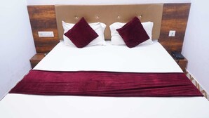 Deluxe Triple Room | Meja, ruang kerja komputer riba, langsir/tirai gelap terus, kalis bunyi 