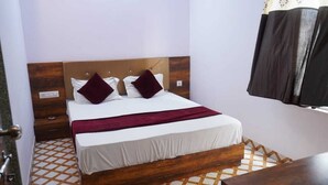Deluxe Triple Room | Meja, ruang kerja komputer riba, langsir/tirai gelap terus, kalis bunyi 