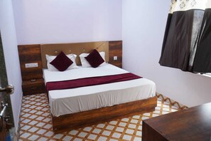Desk, laptop workspace, blackout drapes, soundproofing - Hotel Raj Palace (Udaipur)