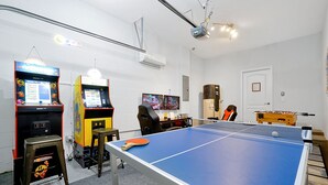 A room with a ping pong table, two arcade machines, a desk with a computer, and a foosball table. - Wish Upon A Star in Kissimmee (Kissimmee)