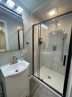 Douche, sèche-cheveux, serviettes fournies, savon
