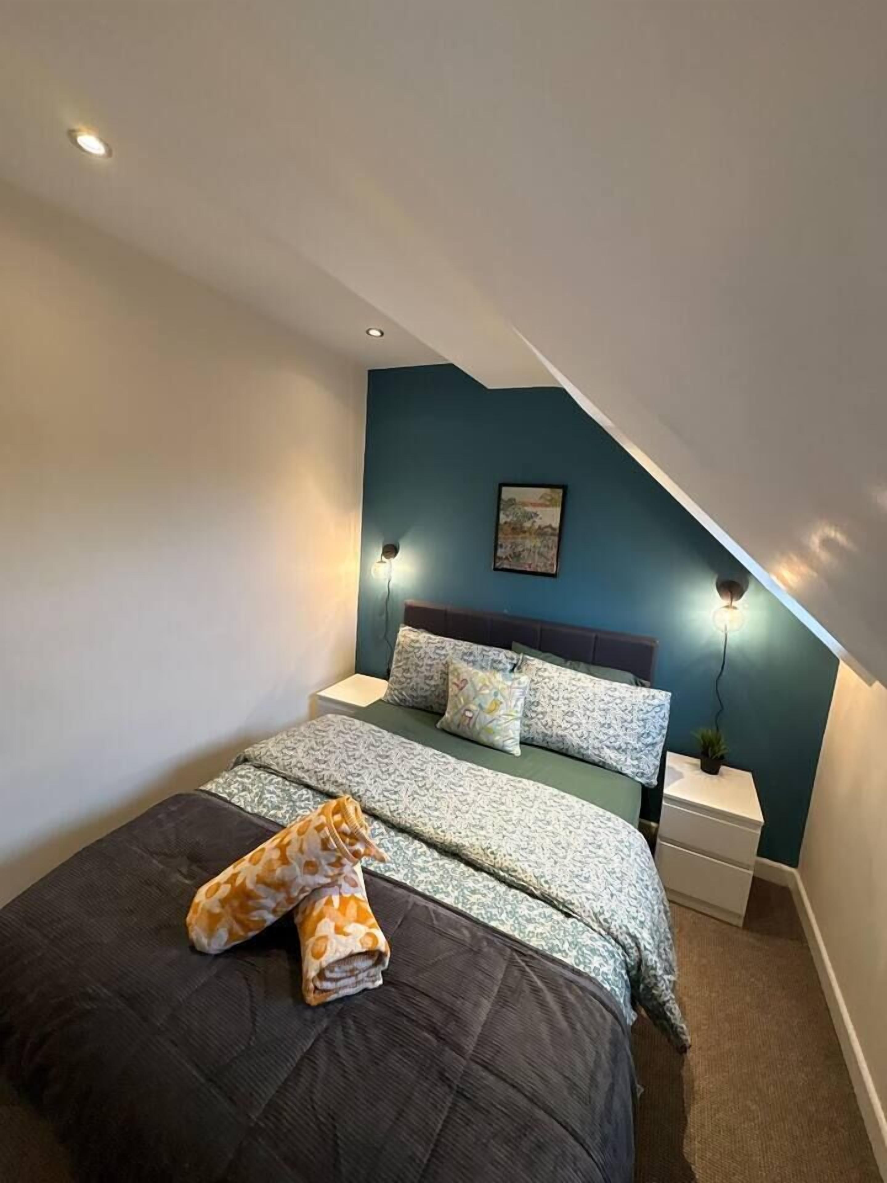 Desk, iron/ironing board, travel cot, WiFi