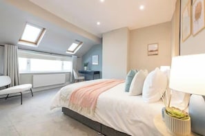 A bedroom with a bed, bedside table, lamp, and a window with curtains. - Spacious 2BR Near Leeds Centre – Free Parking (Leeds)