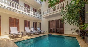 A poolside area with lounge chairs and a swimming pool. - TopSpot® Duplex PH @ The Historic Center Heart (Cartagena de Indias)