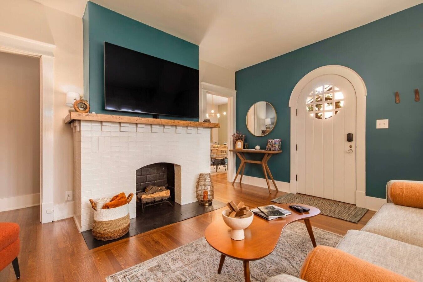 TV, fireplace