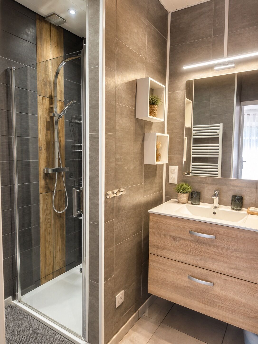 Douche, sèche-cheveux, serviettes fournies, savon