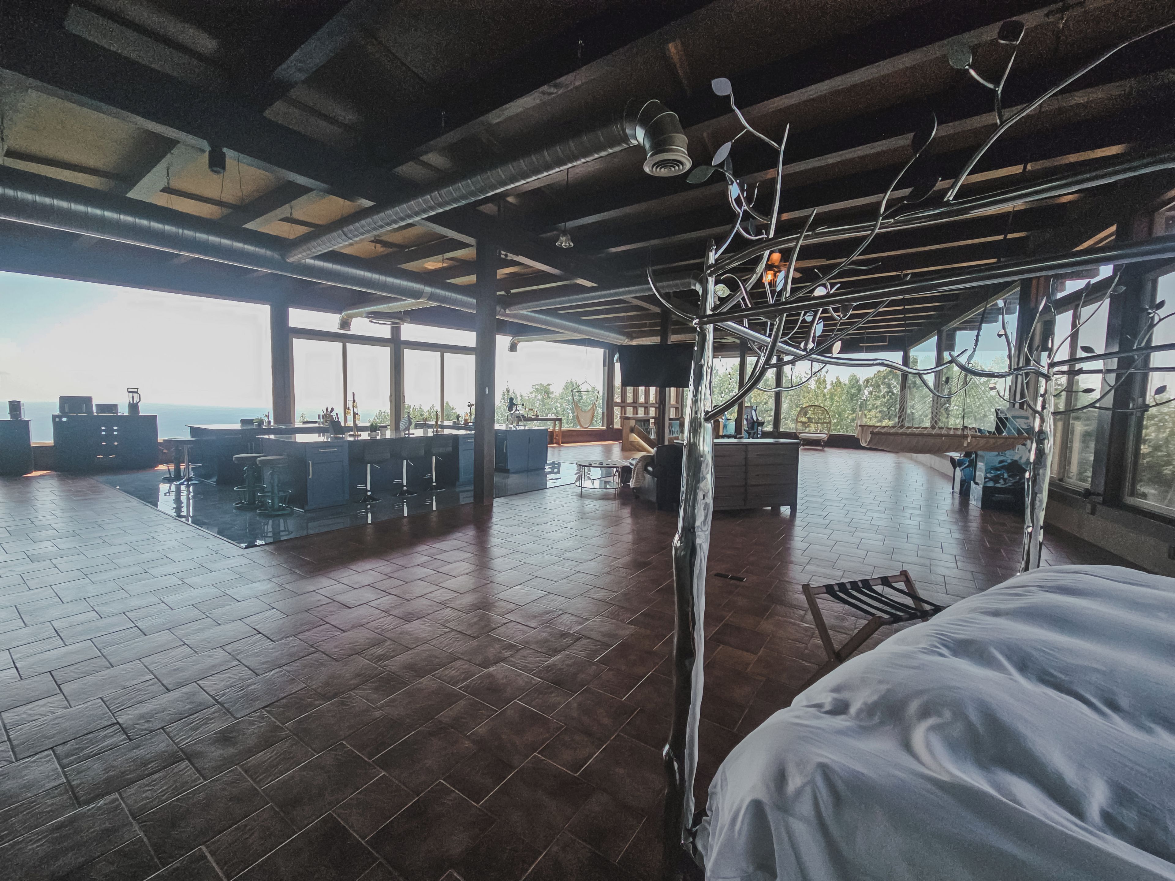 Quarto espaçoso com uma cama grande, uma escrivaninha e vista para o exterior.