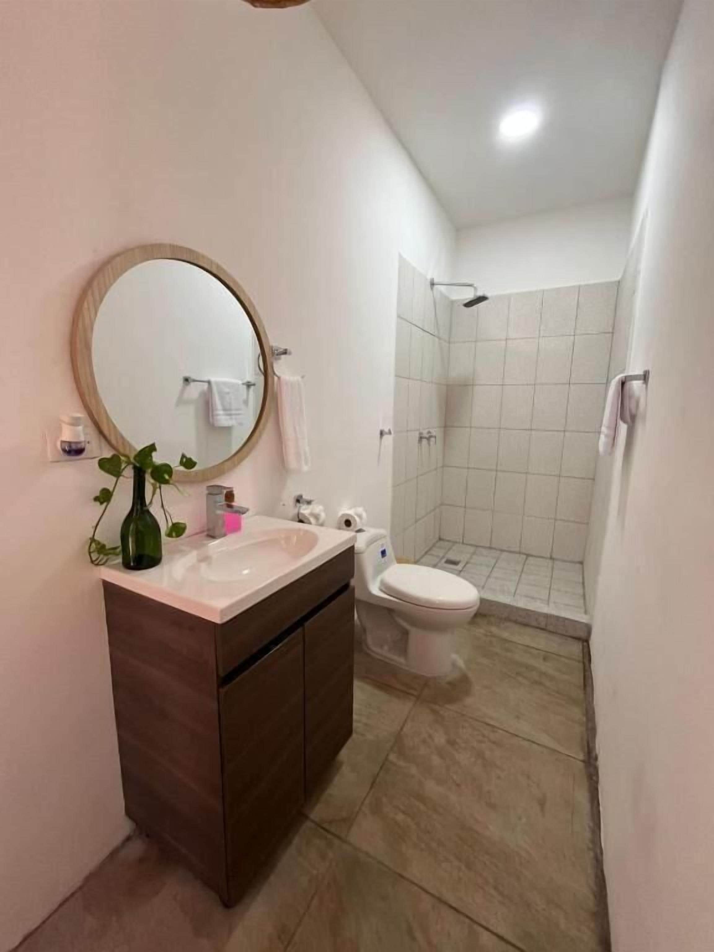GUARDABARRANCO | Baño | Regadera, amenidades de baño gratuitas, toallas, jabón 