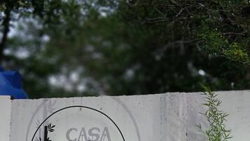 Una pared con un letrero circular que dice 'CASA BAMBU RESTAURANT'.