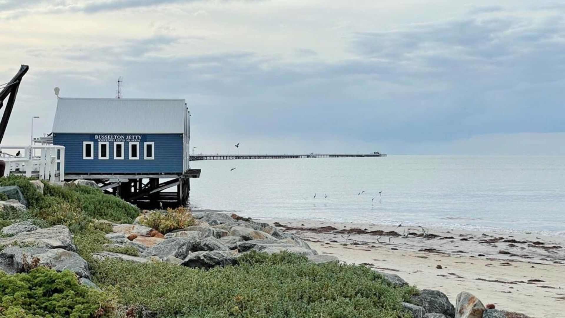 På stranden