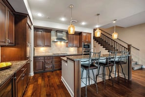 Kaffe-/temaskine, køleskab, mikrobølgeovn, ovn