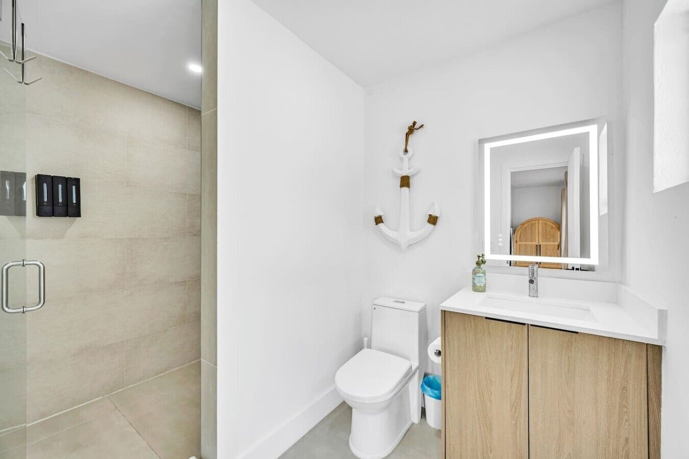 Une salle de bain moderne équipée de toilettes, d’un lavabo et d’une zone douche.