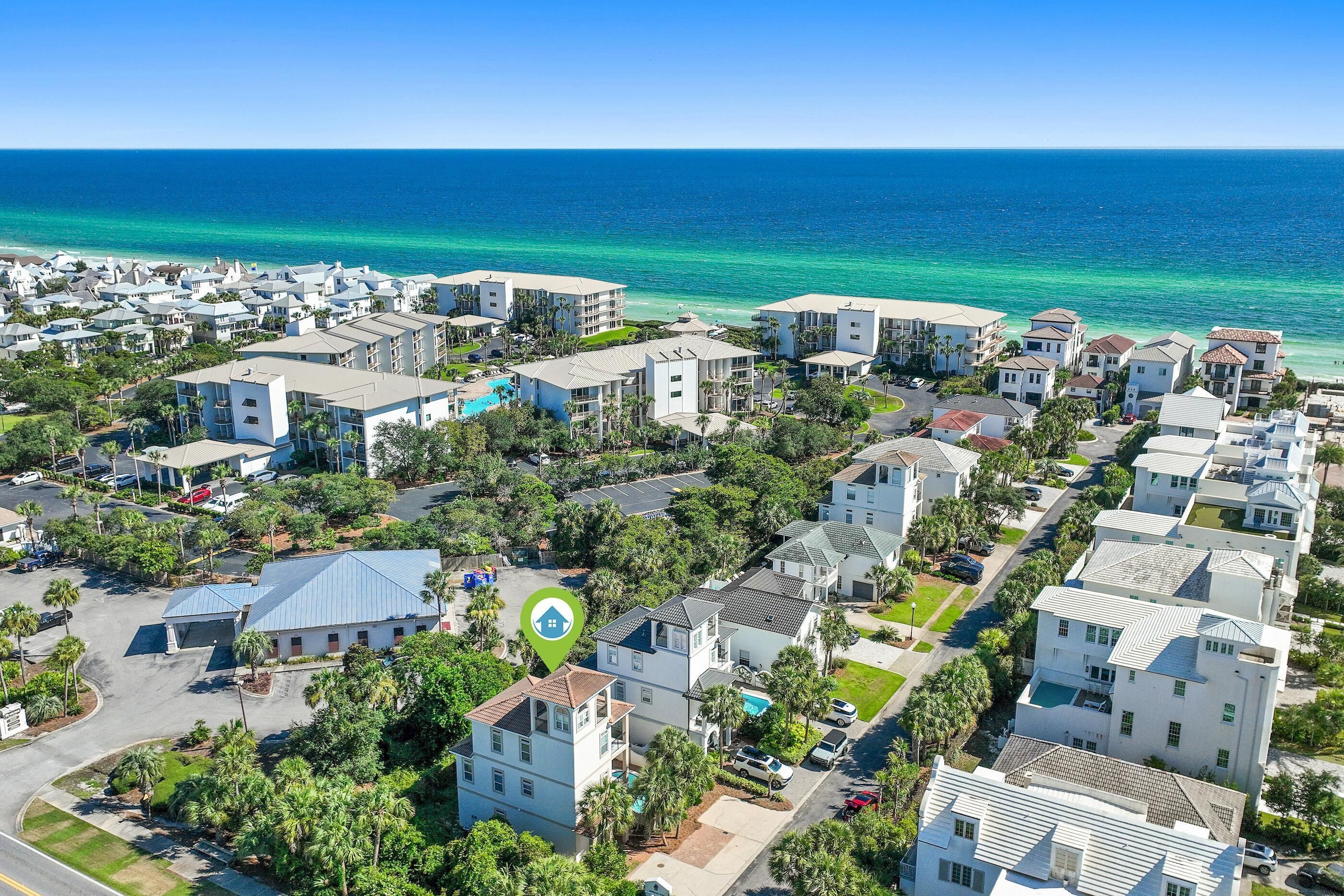 Una zona residenziale sulla costa, con case, una piscina e vista sull'oceano.