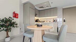 Une cuisine moderne équipée d’une cuisinière intégrée, d’une machine à café et d’un four à micro-ondes.