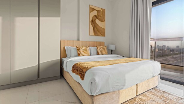 Une chambre d’hôtel moderne dotée d’un grand lit, offrant une vue sur la ville et présentant un design minimaliste.
