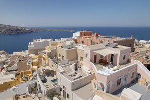 Eine Küstenstadt mit Gebäuden, die flache Dächer und Balkone haben, mit Blick auf das Meer.