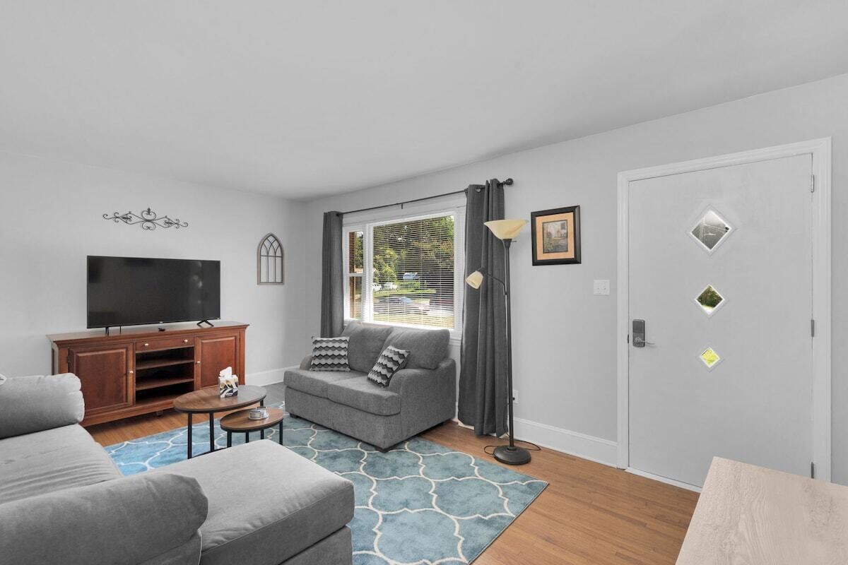 Cozy Pet Friendly Home With Private Backyard - Harrisburg, NC