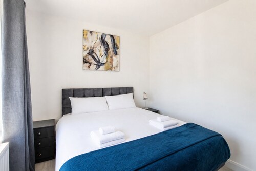 Modern 3 Bed Marble House In Oxford With Free Parking